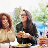 Sprechen Sie niemals mit vollem Mund  Diese Regel sollte eigentlich klar sein, trotzdem hat der Butler sie in seinem Buch erwähnt.