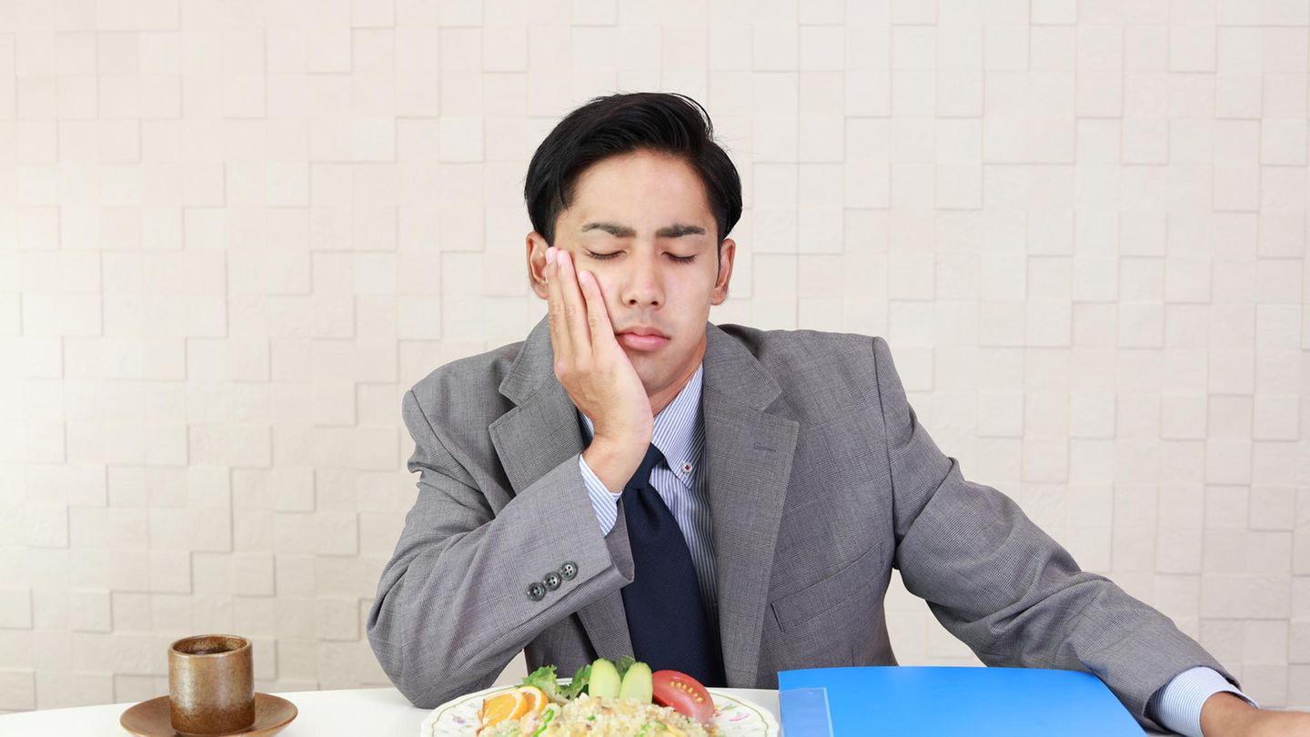 Verschmähen Sie niemals das Essen  Auch wenn es Ihnen nicht schmeckt, nehmen Sie zumindest einen oder zwei Bissen. Erst dann dürfen Sie das Besteck beiseitelegen, Wasser trinken und aufs Dessert warten.