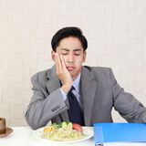 Verschmähen Sie niemals das Essen  Auch wenn es Ihnen nicht schmeckt, nehmen Sie zumindest einen oder zwei Bissen. Erst dann dürfen Sie das Besteck beiseitelegen, Wasser trinken und aufs Dessert warten.