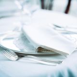 Lassen Sie die Serviette niemals auf dem Stuhl liegen  Wenn Sie gegessen haben, legen Sie die Serviette auf den Teller, aber niemals auf den Stuhl. Letzteres gilt als unhygienisch.