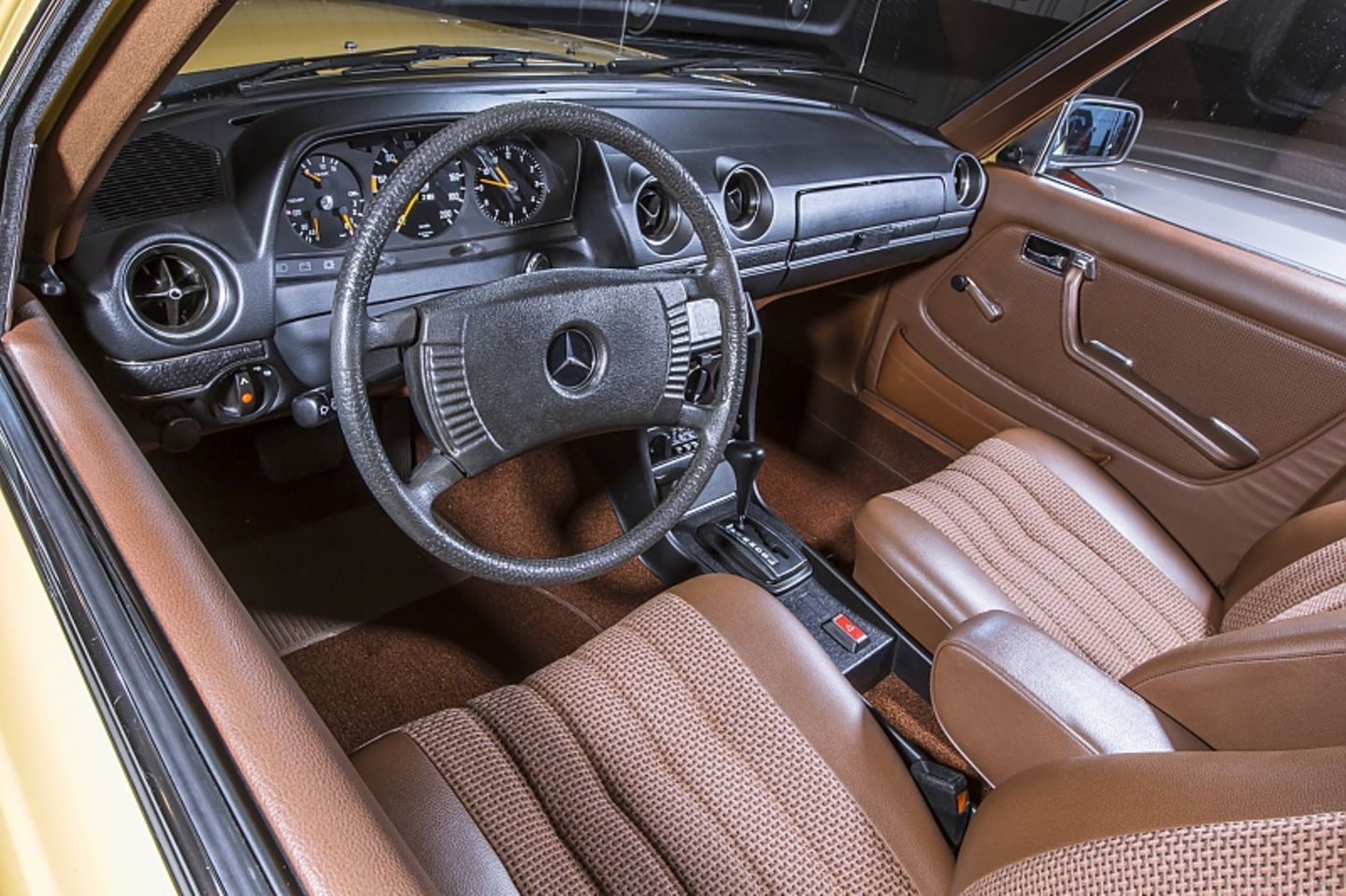 Der Innenraum eines Mercedes 230 der Baureihe W 123 - All Time Stars