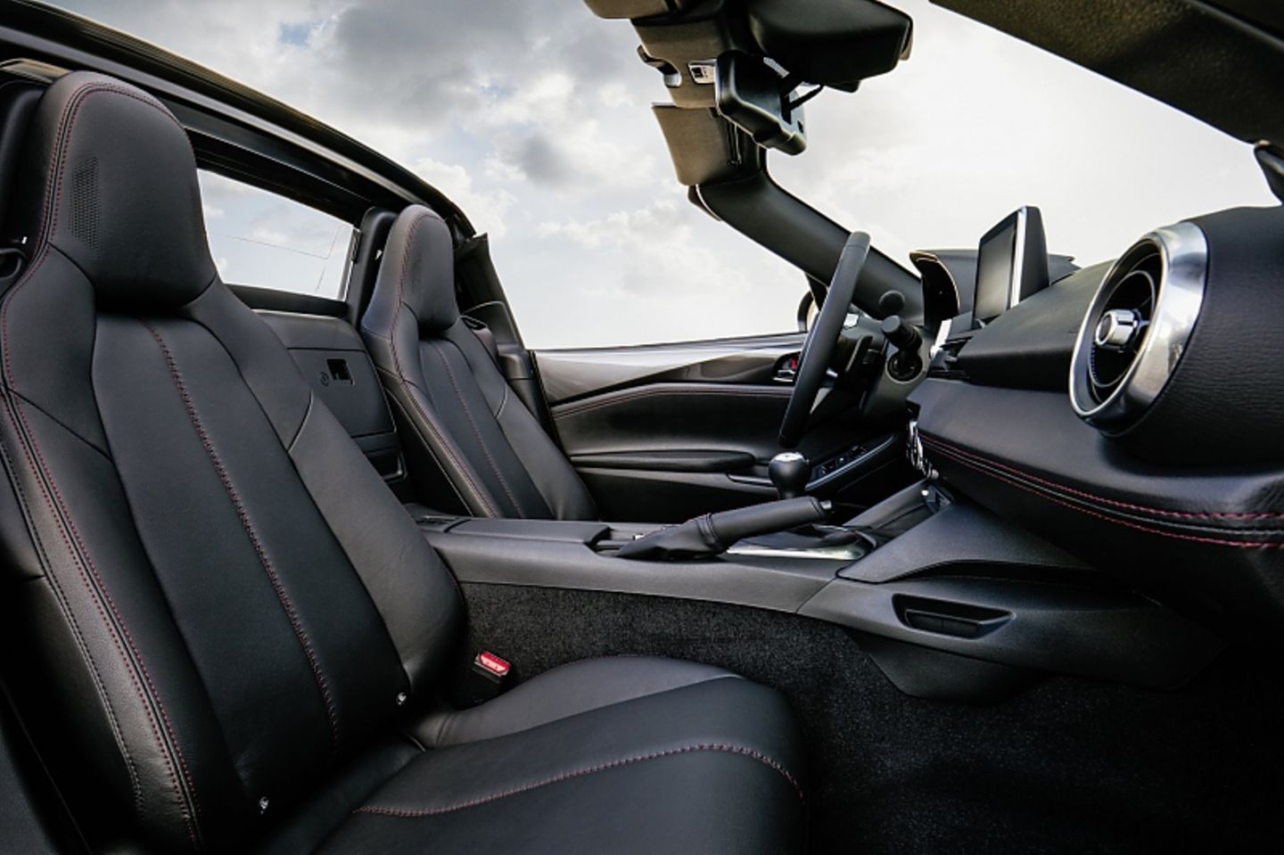 Mazda MX-5 RF 2.0 - wenig Platz für zwei Personen