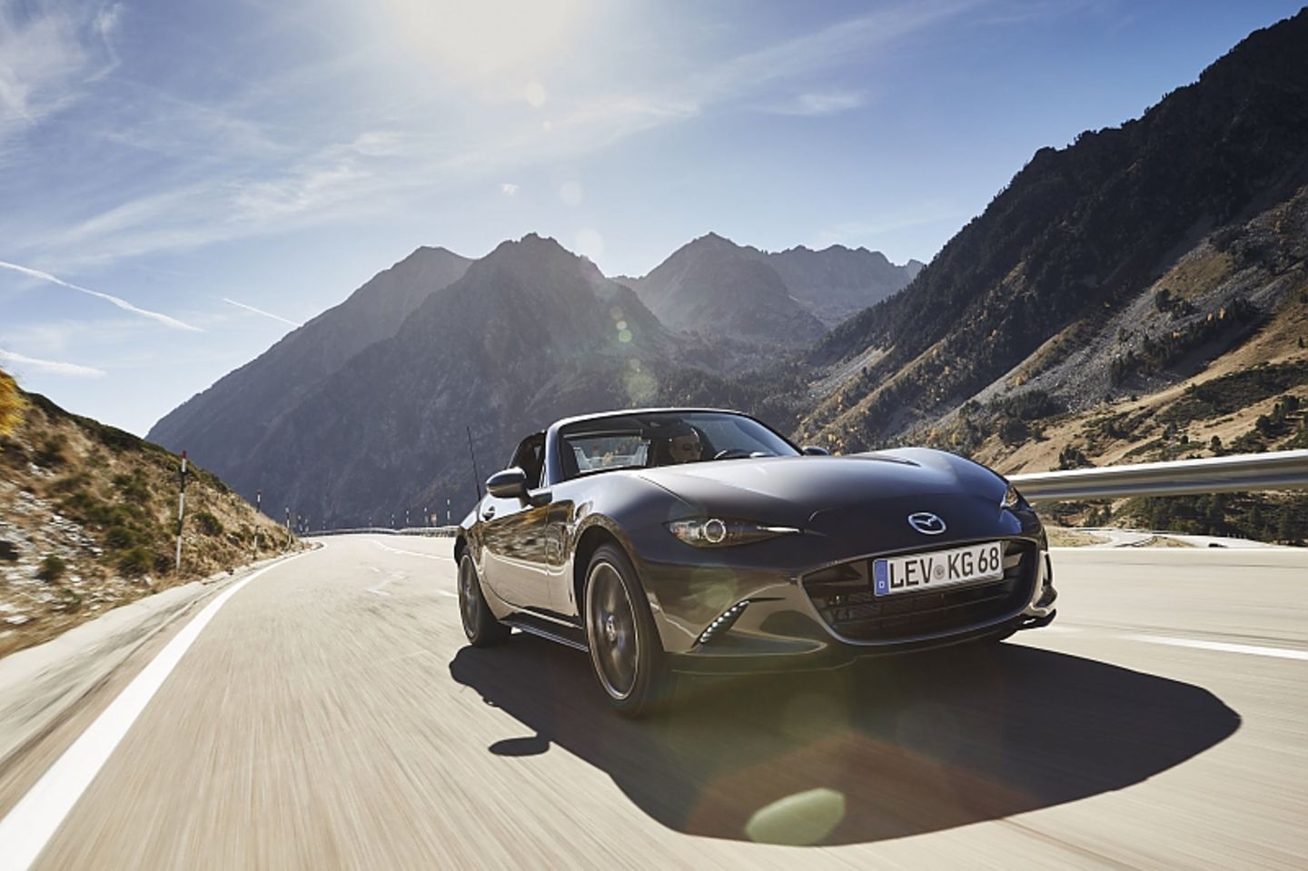 Mazda MX-5 RF 2.0 - das Dach öffnet in 13 Sekunden
