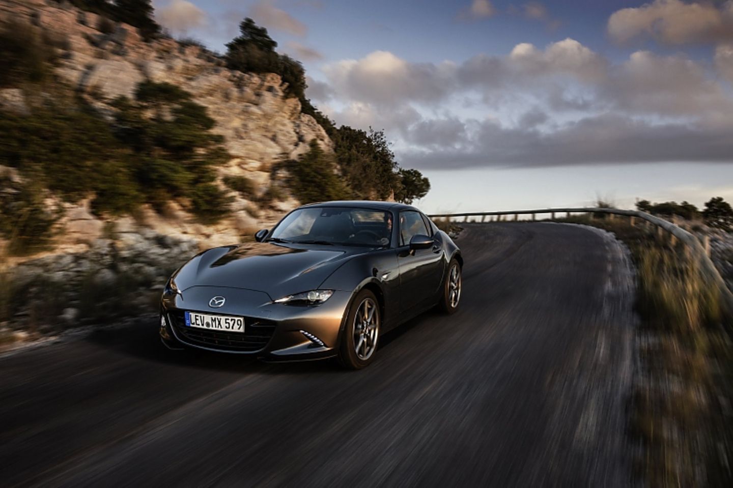 Mazda MX-5 RF 2.0 - LED-Scheinwerfer sind serienmäßig