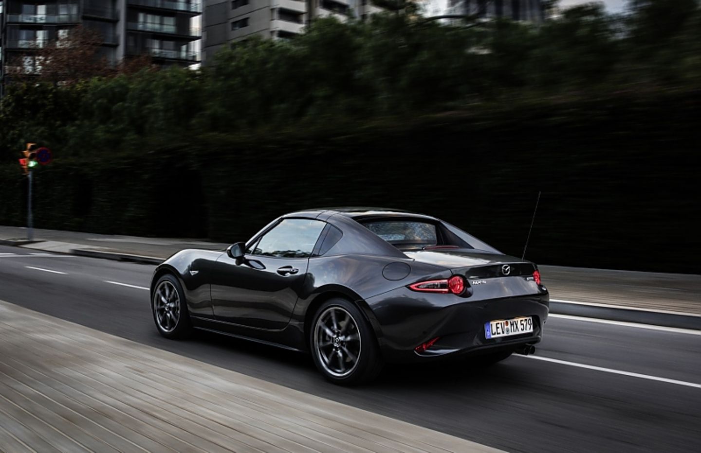 Mazda MX-5 RF 2.0 - 2.700 Euro teurer als der Roadster