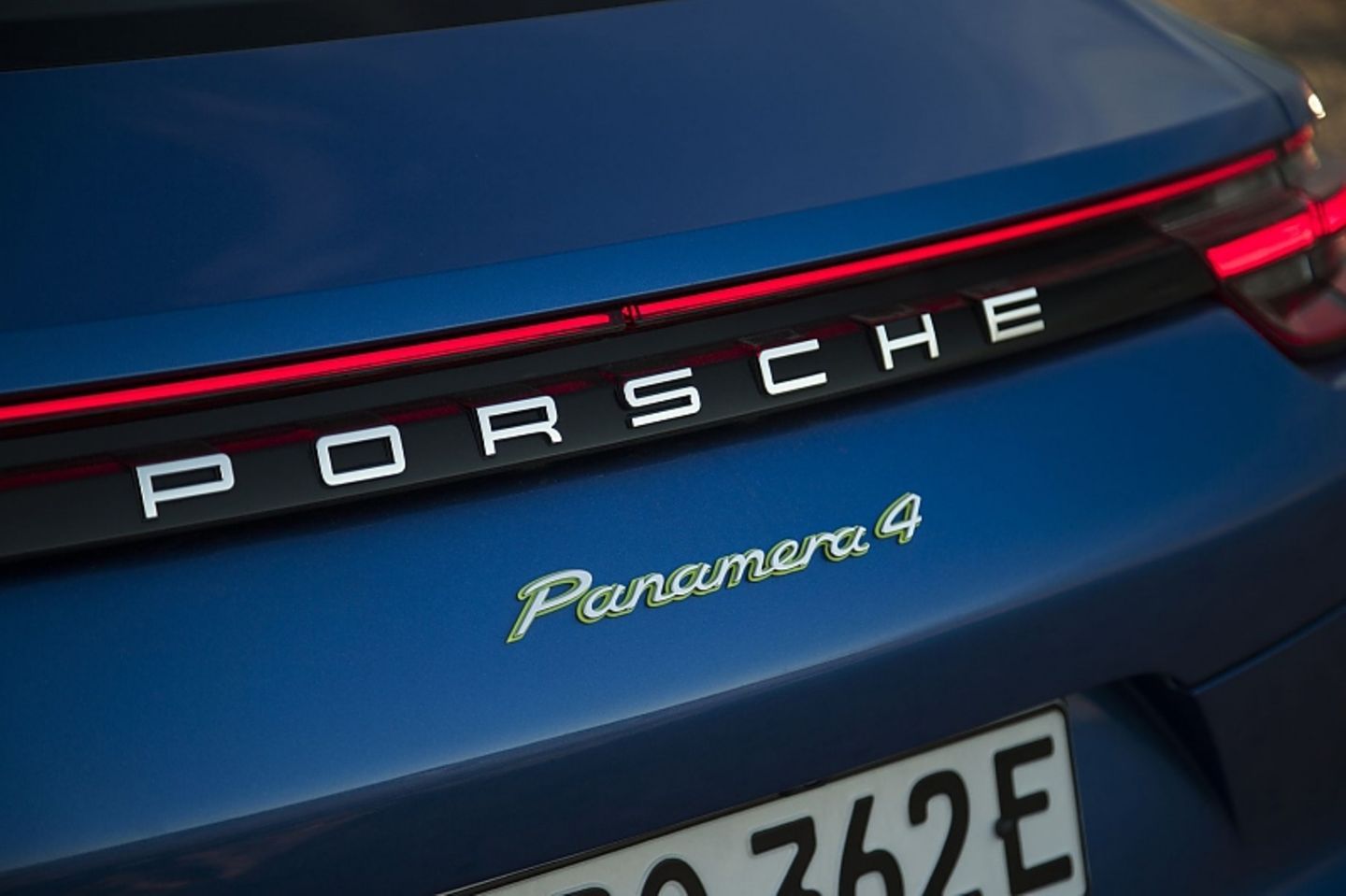 Der Schriftzug verrät die E-Limousine