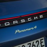 Der Schriftzug verrät die E-Limousine