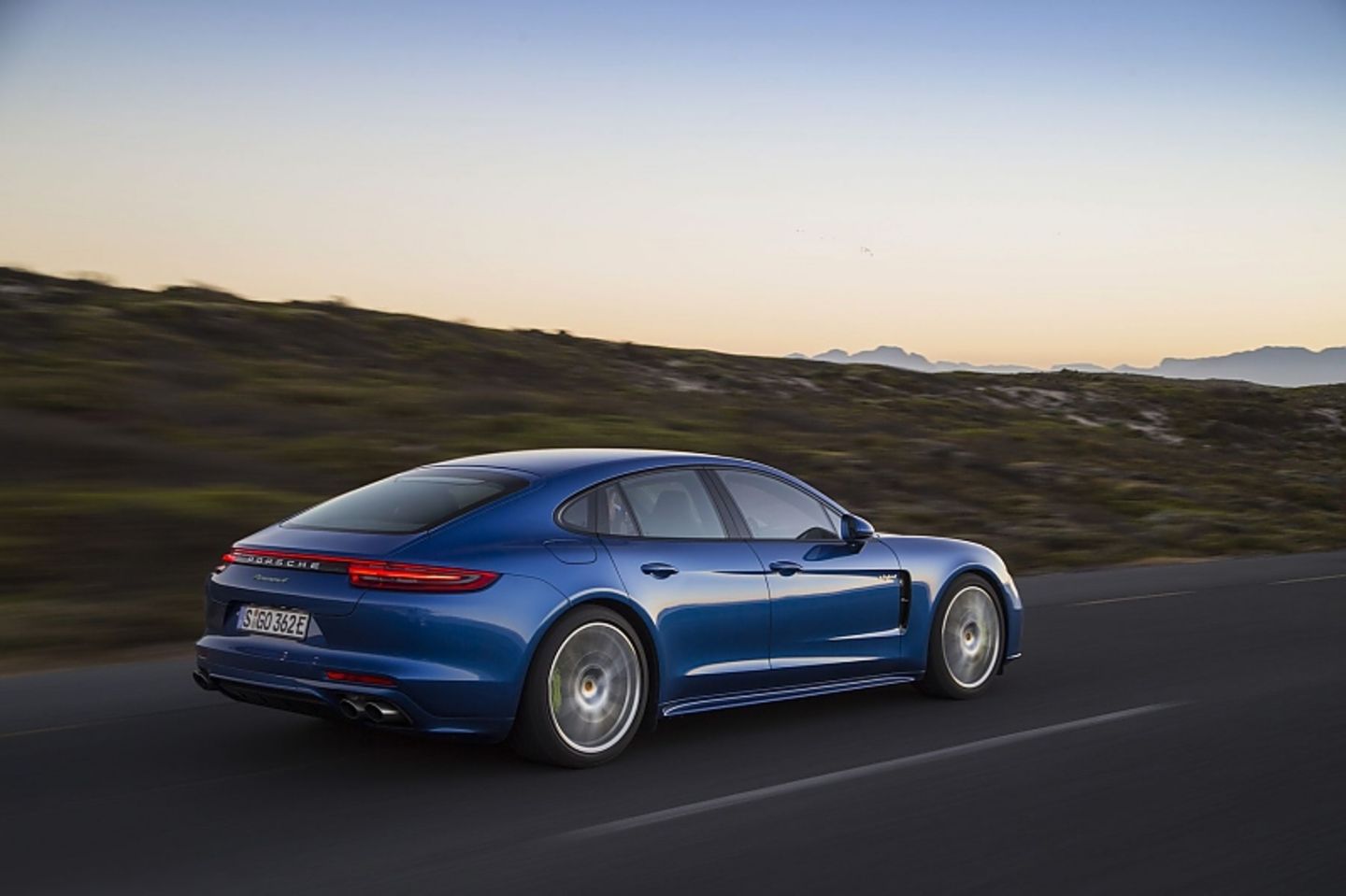 Der Porsche Panamera 4 E Hybrid steht ab dem April beim Händler