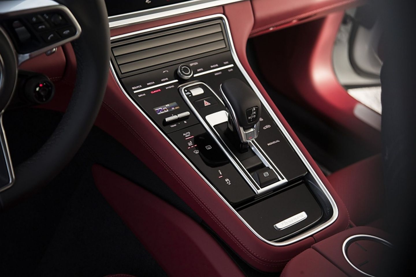 Das Achtgang-Doppelkupplungsgetriebe feiert im Panamera 4 E Hybrid Premiere