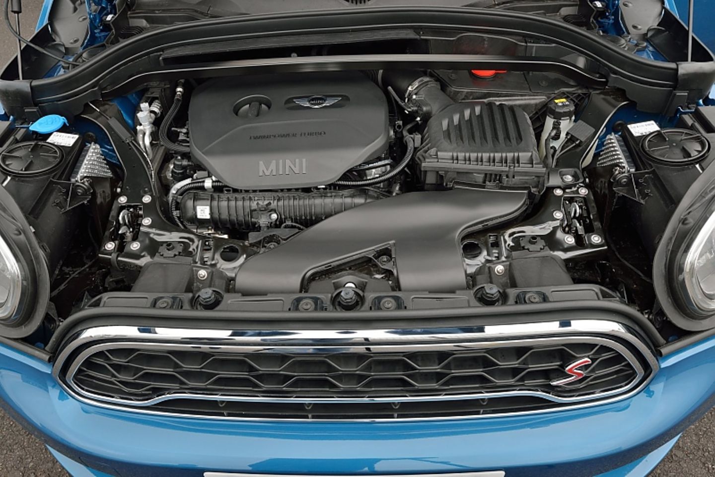 Cooper S, das bedeutet Vierzylinder-Turbo mit 141 kW / 192 PS