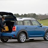 Die Heckklappe schwingt weit auf