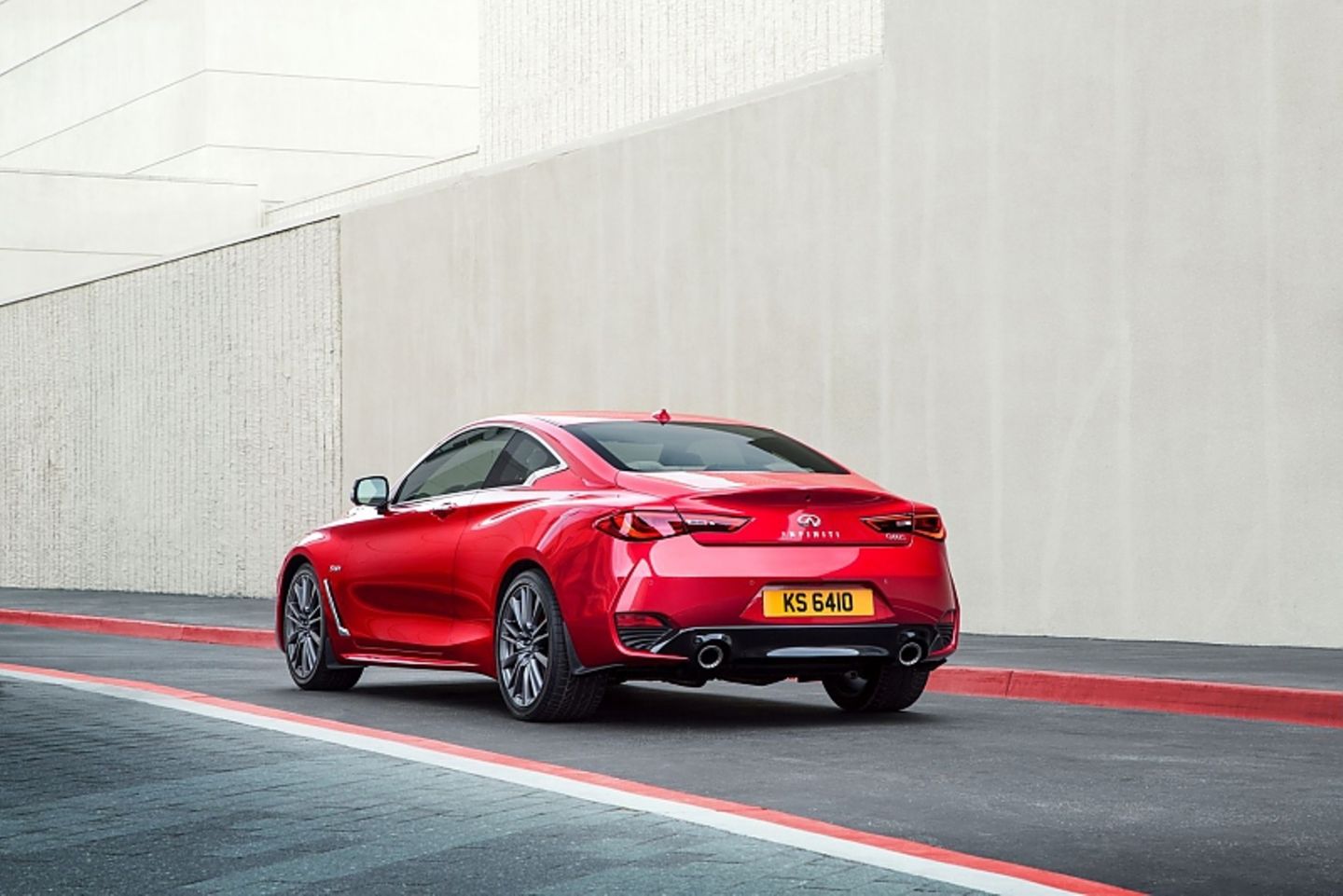 Der Infiniti Q60 ist 4,69 Meter lang.
