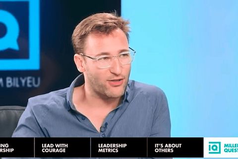 Simon Sinek fragt : "Wie können Millenials im Arbeitsleben glücklich werden." 