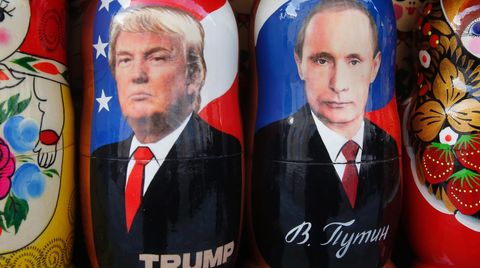 Donald Trump und Wladimir Putin als Matrjoschkas in einem Geschäft in Sankt Petersburg