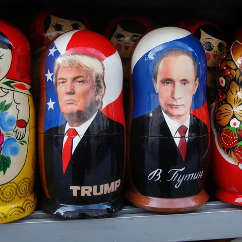Donald Trump und Wladimir Putin als Matrjoschkas in einem Geschäft in Sankt Petersburg