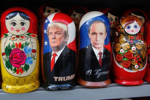 Donald Trump und Wladimir Putin als Matrjoschkas in einem Geschäft in Sankt Petersburg