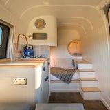 Helle Farben, echtes Holz und runde Formen heben den Innenraum heraus.