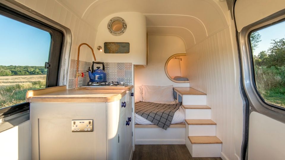 Helle Farben, echtes Holz und runde Formen heben den Innenraum heraus.