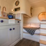 Es gibt sogar eine relativ große Kücheninsel.