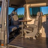 In dem Sprinter bleibt viel Boden frei und ungenutzt. Auffällig ist auch, dass keine Hochschränke verbaut worden sind. Sie sind praktisch, wirken aber beengend. 