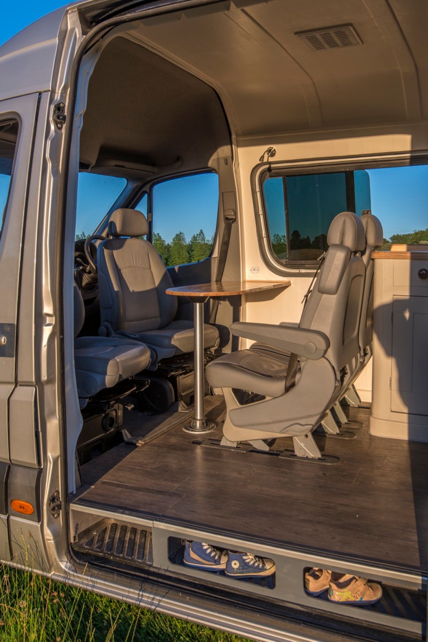 In dem Sprinter bleibt viel Boden frei und ungenutzt. Auffällig ist auch, dass keine Hochschränke verbaut worden sind. Sie sind praktisch, wirken aber beengend. 
