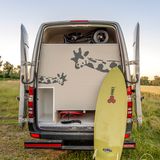 Typisch für Surfmobile ist die Unterbringung der Bretter unterflur.