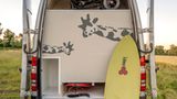 Typisch für Surfmobile ist die Unterbringung der Bretter unterflur.