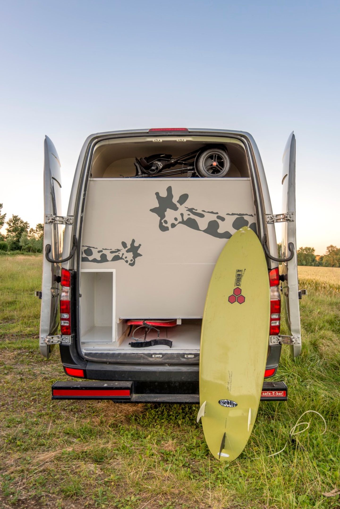 Typisch für Surfmobile ist die Unterbringung der Bretter unterflur.