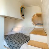 Herzstück der Ausstattung ist die Bettinsel, in der auch der Stauraum integriert ist.