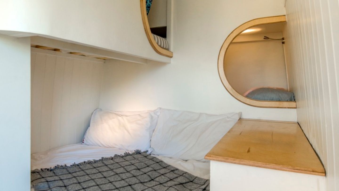 Herzstück der Ausstattung ist die Bettinsel, in der auch der Stauraum integriert ist.