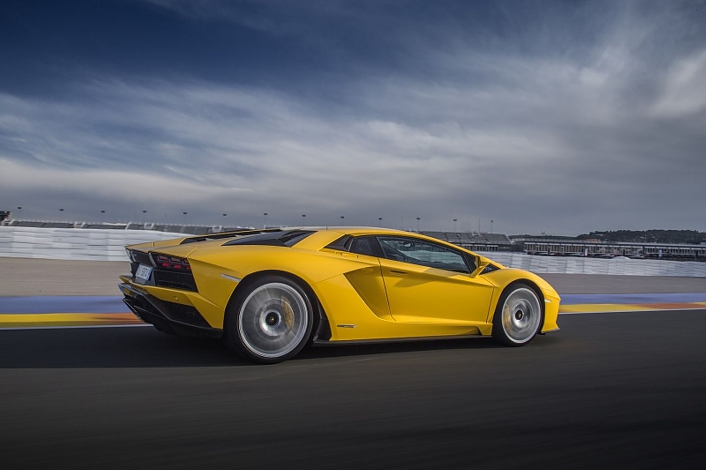 Der Lamborghini Aventador S ist 4,80 Meter lang