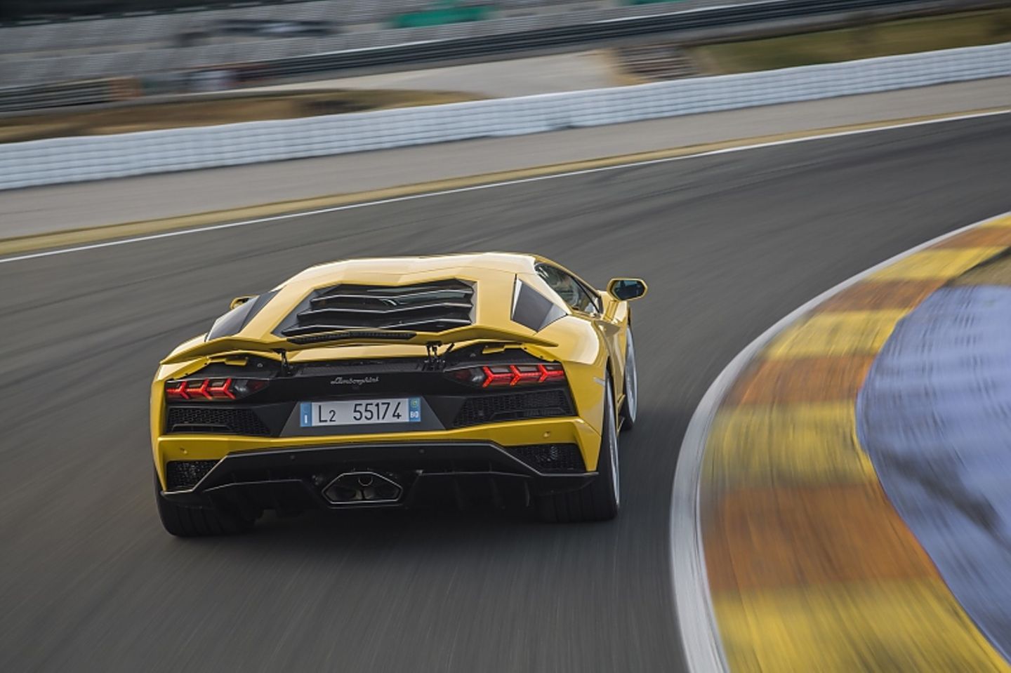 In den Kurven ist der Lamborghini Aventador S deutlich flinker als der Vorgänger