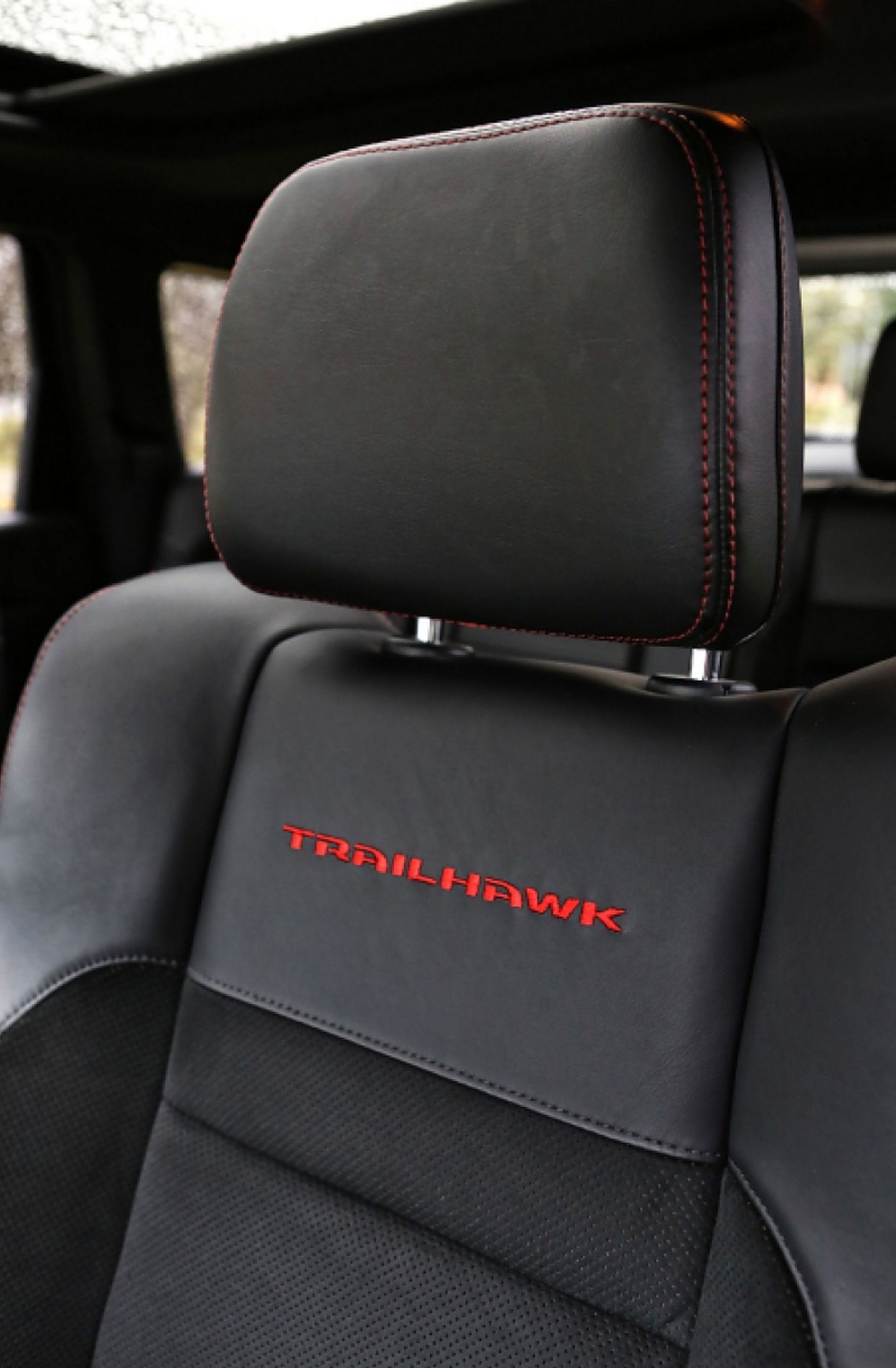 Die Stickereien weisen das Trailhawk-Modell aus