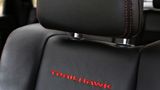 Die Stickereien weisen das Trailhawk-Modell aus
