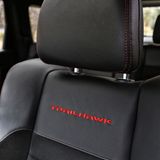 Die Stickereien weisen das Trailhawk-Modell aus