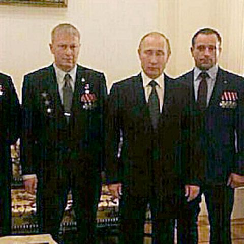 Kommandeur der "Wagner"-Truppe Dmitri Utkin (r.) und sein Stellvertreter Andrej Troschew (2. v. l.) mit Wladimir Putin im Kreml