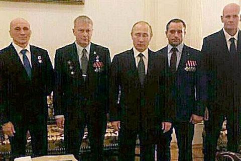 Kommandeur der "Wagner"-Truppe Dmitri Utkin (r.) und sein Stellvertreter Andrej Troschew (2. v. l.) mit Wladimir Putin im Kreml