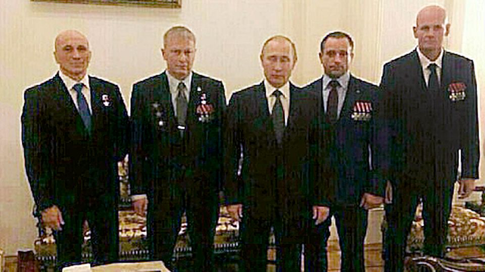 Kommandeur der "Wagner"-Truppe Dmitri Utkin (r.) und sein Stellvertreter Andrej Troschew (2. v. l.) mit Wladimir Putin im Kreml