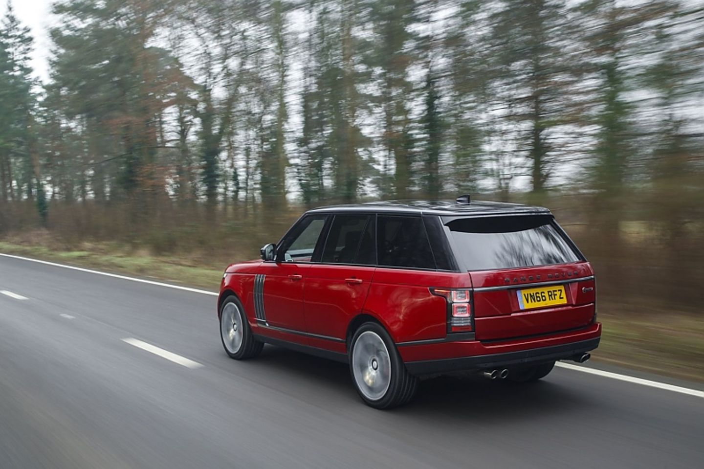 Der Range Rover Autobiography Dynamic knackt nach 5,4 Sekunden die 100-km/h-Marke