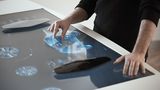 Auf einem 40,6-Zoll-Riesen-Touchscreen können die Kunden ihr Wunschauto bis in das kleinste Detail konfigurieren
