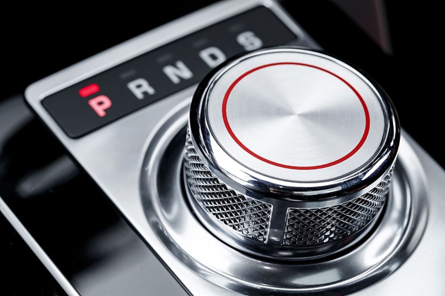 Details: rote Ringe auf dem Automatik-Drehknopf