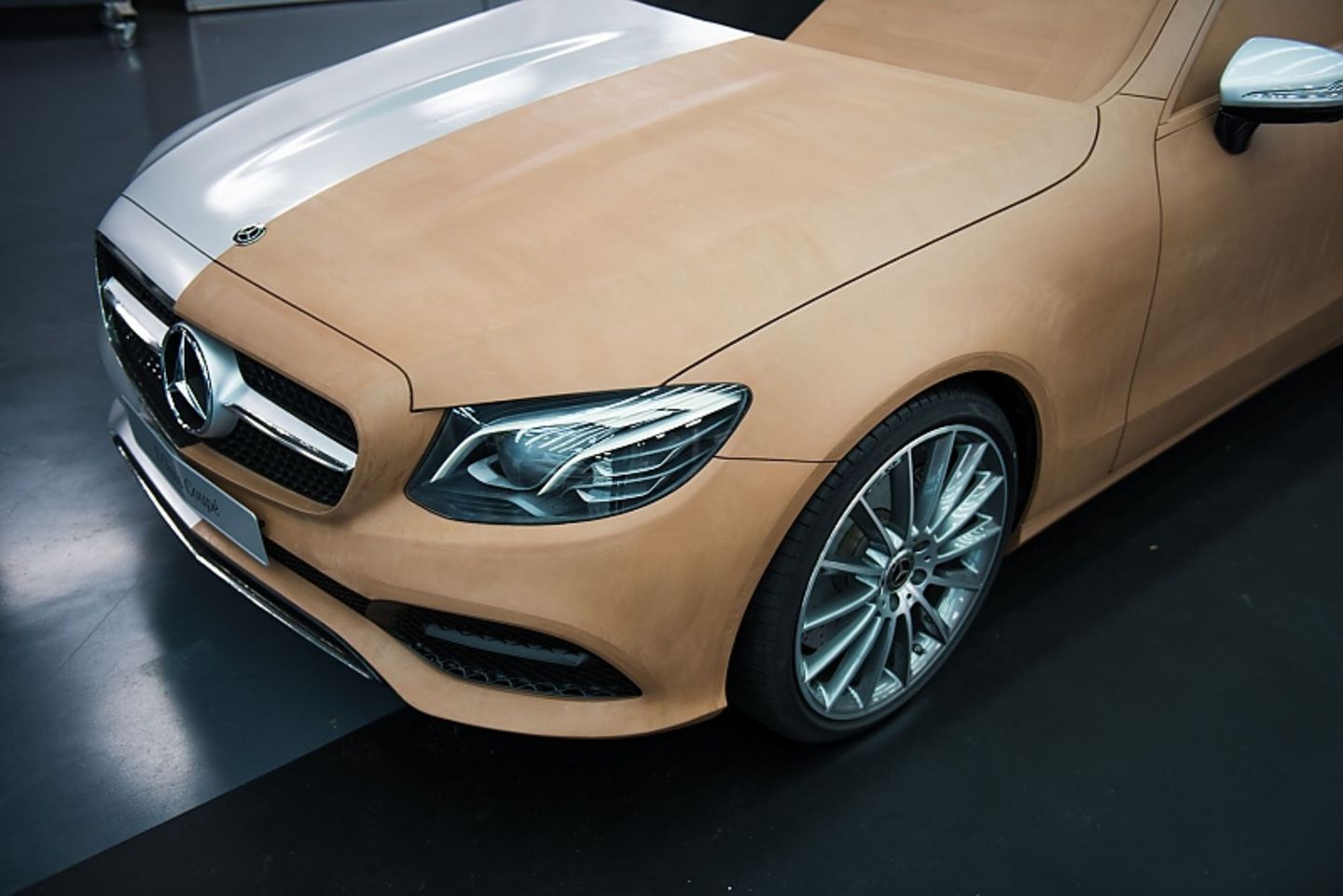 Kaum von einem Serienfahrzeug zu unterscheiden: Ein Tonmodell von Mercedes.