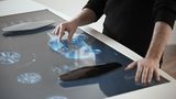 Wie im Science-Fiction-Film: auf einem 40,6 Zoll Riesen-Touchscreen können sich die Kunden ihr Auto zusammenstellen