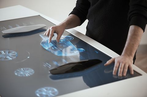 Wie im Science-Fiction-Film: auf einem 40,6 Zoll Riesen-Touchscreen können sich die Kunden ihr Auto zusammenstellen