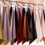 Die Stoffe können auch gleich befummelt werden