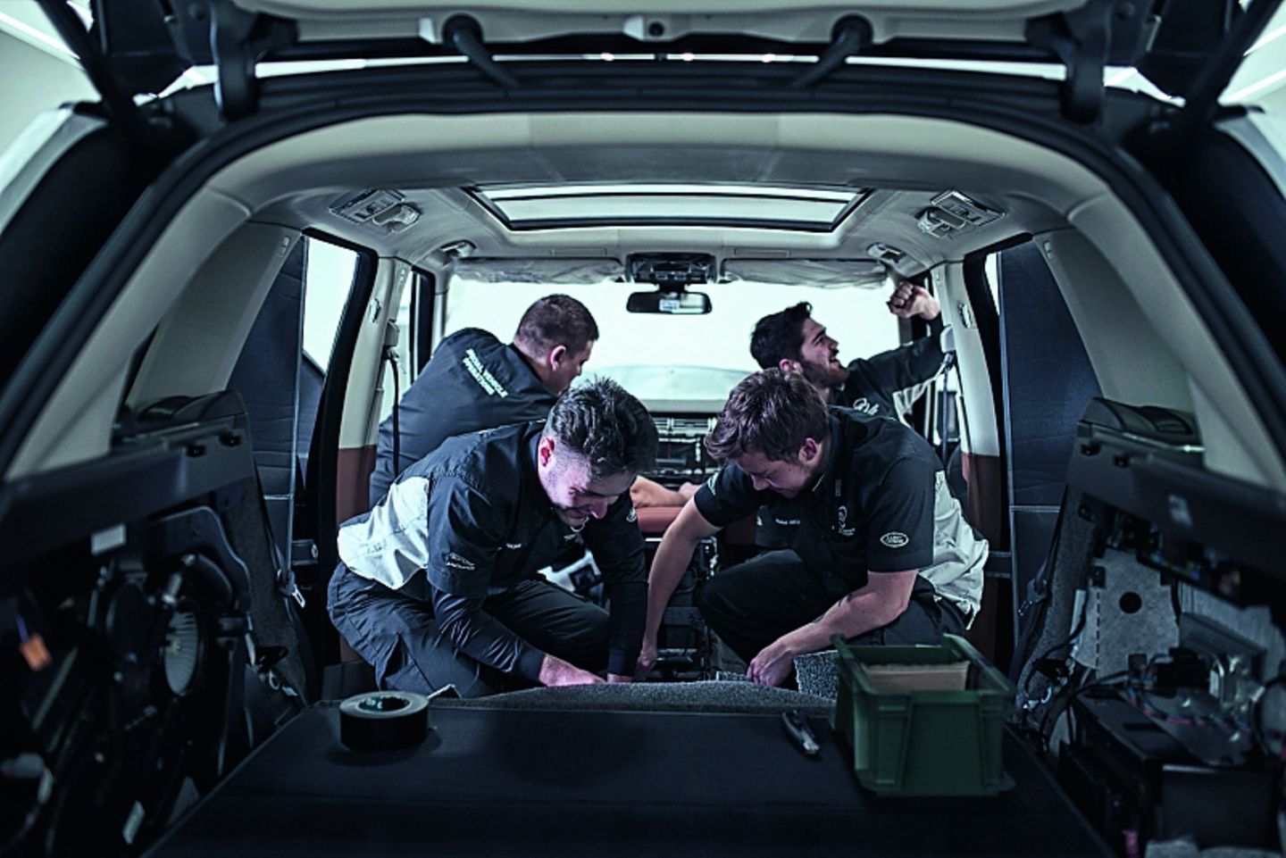Rund 1.200 Mitarbeiter erfüllen bei Jaguar Land Rover Special Vehicle Operations die Wünsche der Kunden