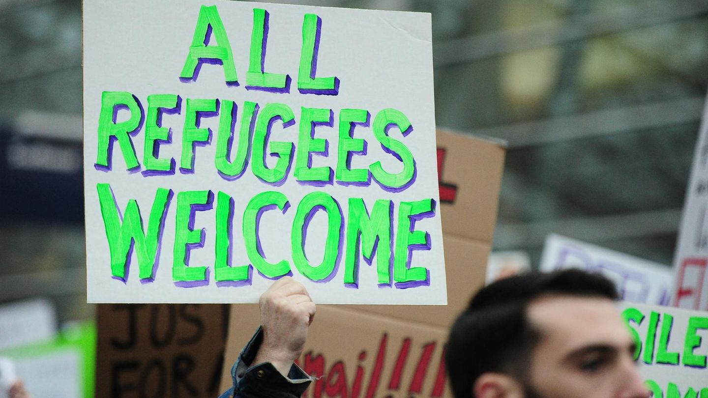 Am Flughafen in der amerikanischen Stadt Portland demonstrieren Menschen gegen das neue Einreiseverbot von Donald Trump
