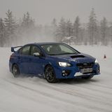 Sein großer Bruder WRX STi kommt mit wesentlich mehr Kraft ums Eck.
