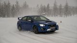 Sein großer Bruder WRX STi kommt mit wesentlich mehr Kraft ums Eck.