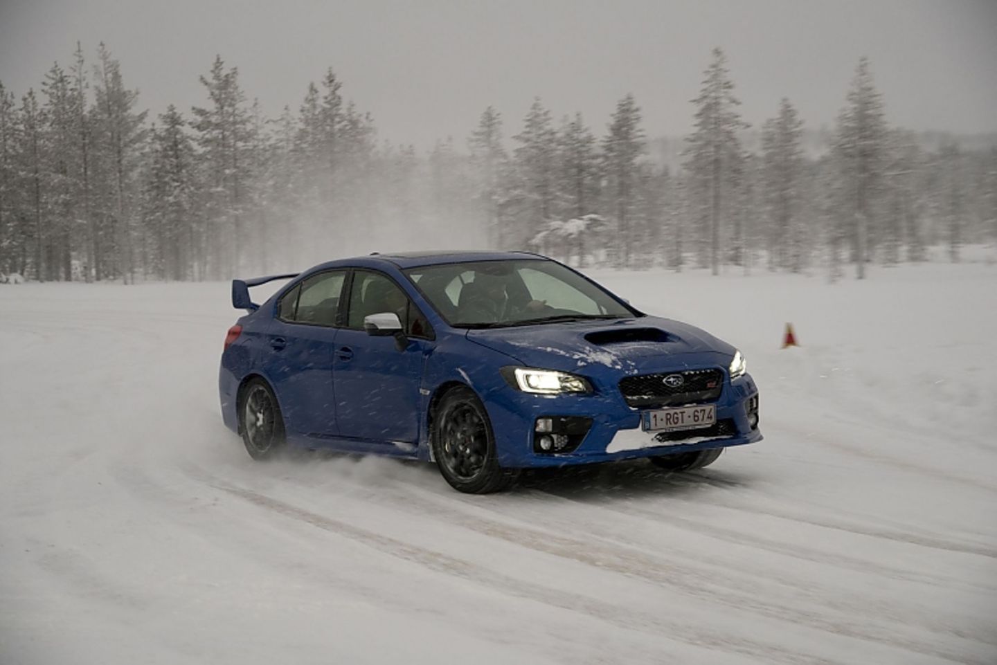 Sein großer Bruder WRX STi kommt mit wesentlich mehr Kraft ums Eck.